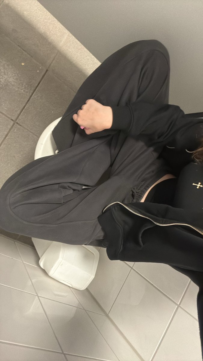 IdkStarWing's tweet photo. It's crazy how I have more good memories in this bathroom than my old school https://t.co/k01J67kKaT