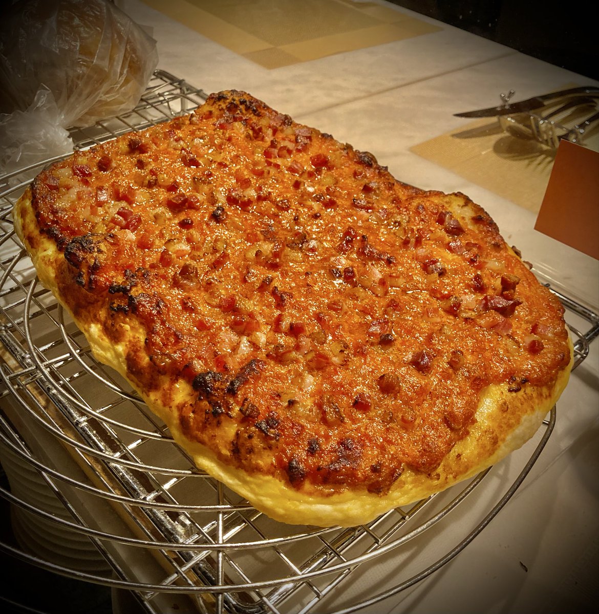 poivre4911's tweet photo. 今夜はスフィンチョーネを焼きました♪
熟成発酵生地と美味しいトマトソース♪
イタリア産チーズチーズと
南幌ベーコン＆オニオンです♪

お席ございます♪
是非オピコの止まり木へお越し下さい♪

ご予約お待ちしております♪
╰(*´︶`*)╯ https://t.co/euIdIzkya5