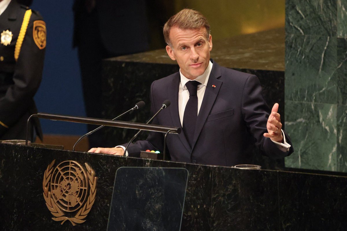JeremBenhaim's tweet photo. Résumons :

Il y a eu cette grande marche contre l’antisémitisme, en novembre 2023, à laquelle Emmanuel Macron avait choisi de ne pas participer.

Il y a eu cette réunion, tout sourire, avec des dirigeants iraniens qui menacent régulièrement de faire disparaître Israël de la carte.

Il y a eu ce silence de la France suite à la mort du chef du Hezbollah, organisation terroriste responsable de l’attentat du Drakkar, qui avait coûté la vie à 58 de nos compatriotes en 1983.

Il y a eu cette déclaration, deux jours avant la commémoration du premier anniversaire du 7 octobre 2023, dans laquelle Emmanuel Macron s’était prononcé en faveur de l’arrêt des livraisons d'armes françaises à Israël.

Il y a eu aussi ces mots scandaleux, lorsque le président avait accusé Israël de « semer la barbarie ».

Il y a eu, l’année dernière, la reconnaissance d’un État palestinien par la France, le jour de Rosh Hashana, le Nouvel An juif, alors que 48 otages étaient toujours détenus à Gaza par les terroristes du Hamas.

Et comme si cette accumulation ne suffisait pas, Emmanuel Macron affirmait hier soir à la tribune de l’ONU que « le Hamas ne sévit pas en Cisjordanie », deux jours seulement après le meurtre d’un franco-israélien, père de six enfants, assassiné par un terroriste en Cisjordanie (Judée-Samarie).

J’ai honte que ce monsieur soit le représentant du pays que j’aime tant.

Vraiment honte.
