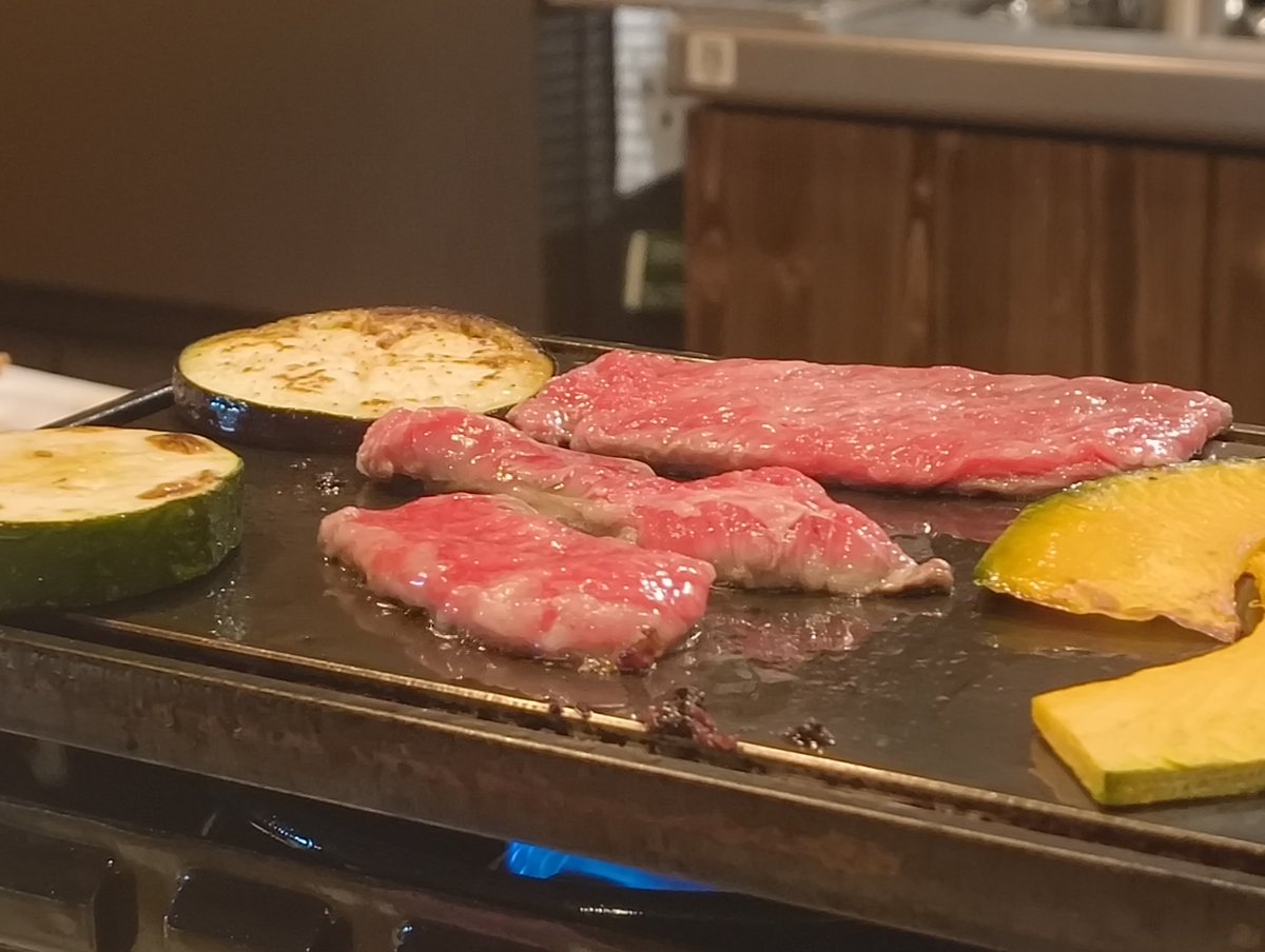 nishikoen's tweet photo. 究鉄で焼肉。ズッキーニバリうま! https://t.co/5beH3EV3x2