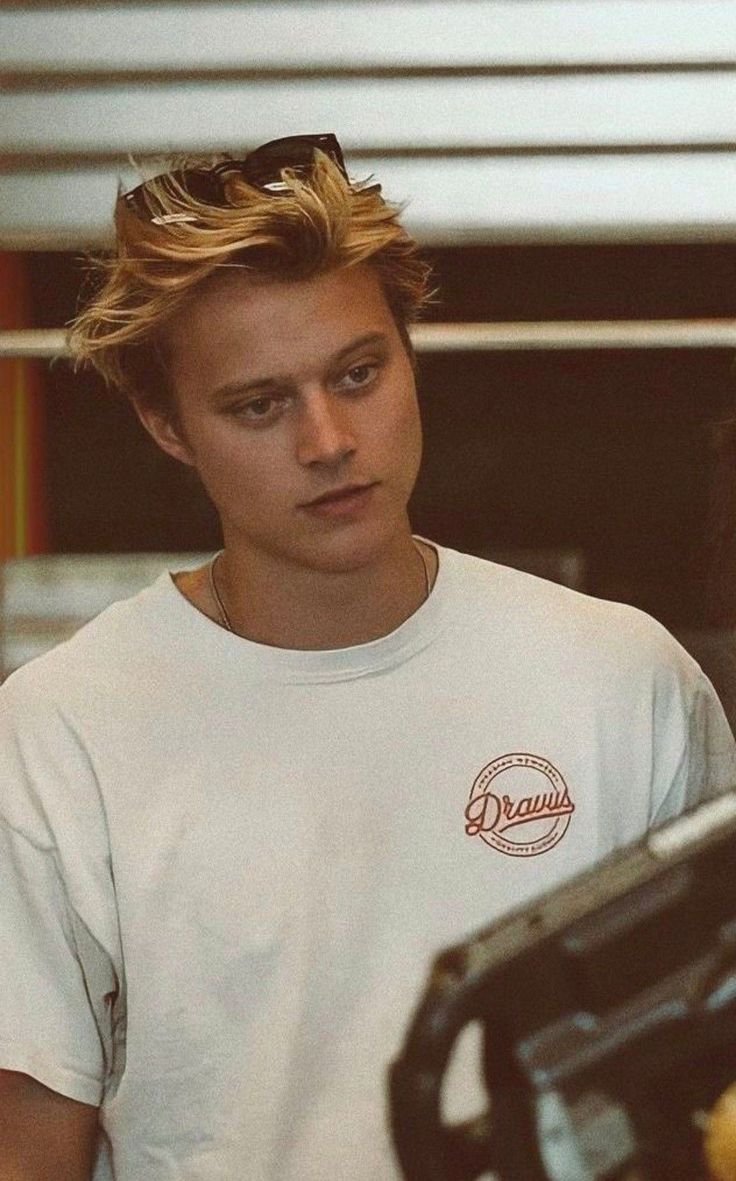 BORNT0SPARKLE's tweet photo. ⠀
⠀⠀⠀⠀have  you  seen  this  𝖜𝖎𝖟𝖆𝖗𝖉  ? 
⠀⠀⠀⠀ 𝐚𝐥𝐞𝐱𝐚𝐧𝐝𝐞𝐫 𝐦𝐚𝐜𝐦𝐢𝐥𝐥𝐚𝐧 — 2003 
                    jugador de quidditch
⠀⠀⠀⠀⠀        fc: rudy pankow
⠀                         ex 𝖍𝖚𝖋𝖋𝖑𝖊𝖕𝖚𝖋𝖋
⠀ https://t.co/5FmxAq1O6Y