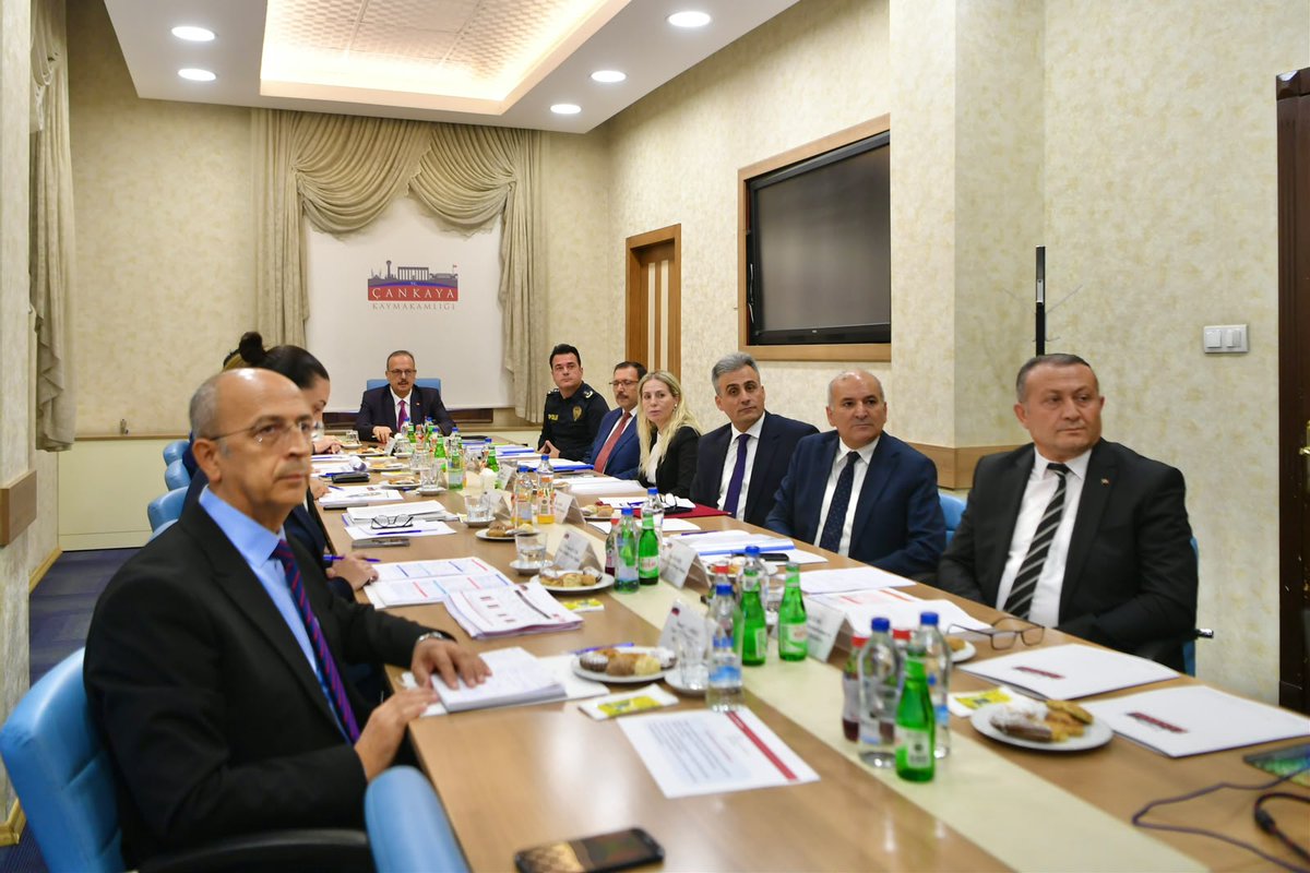 AnkaraValiligi's tweet photo. Vali Yakup Canbolat, Çankaya Kaymakamlığı’nı ziyaret etti.

Çankaya Kaymakamı Avni Oral’dan ilçenin genel durumu, kamu hizmetleri ve yürütülen proje ve çalışmalara ilişkin brifing alan Vali Canbolat, brifing sonrasında ilçede  devam eden çalışmalar ve planlanan faaliyetler hakkında değerlendirmelerde bulundu.
