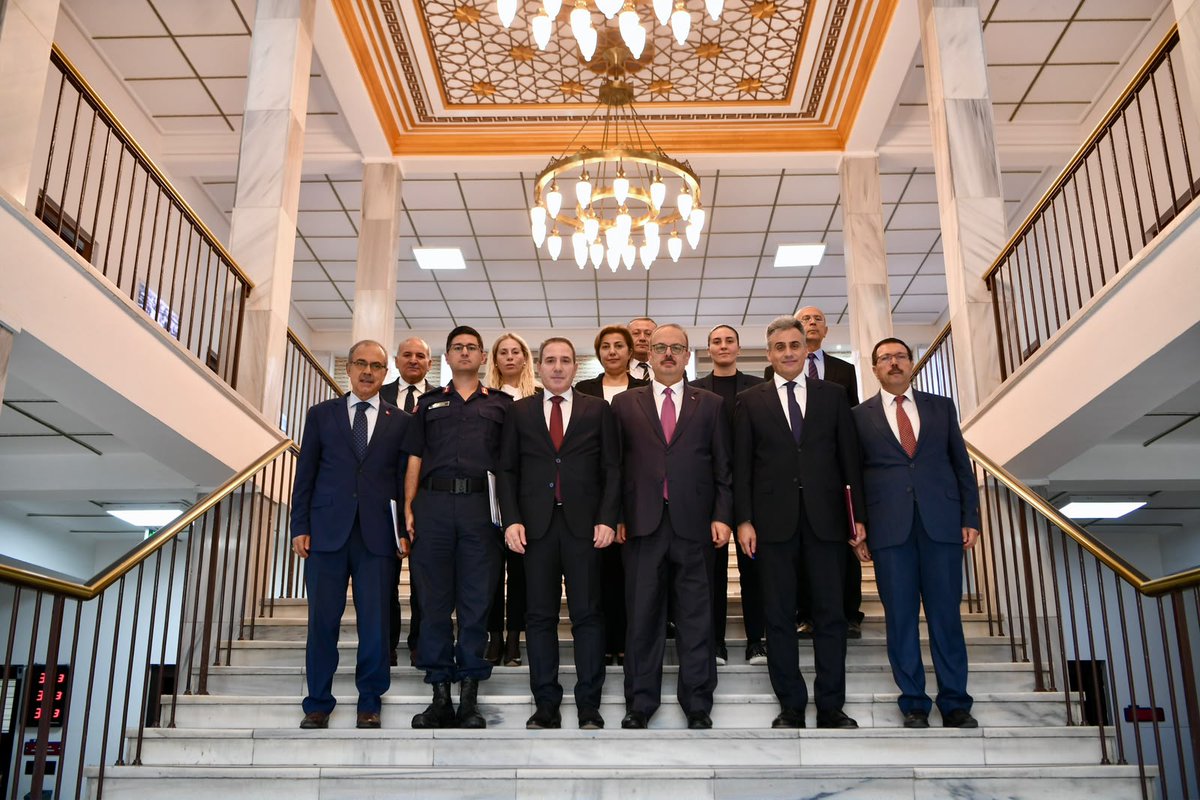 AnkaraValiligi's tweet photo. Vali Yakup Canbolat, Çankaya Kaymakamlığı’nı ziyaret etti.

Çankaya Kaymakamı Avni Oral’dan ilçenin genel durumu, kamu hizmetleri ve yürütülen proje ve çalışmalara ilişkin brifing alan Vali Canbolat, brifing sonrasında ilçede  devam eden çalışmalar ve planlanan faaliyetler hakkında değerlendirmelerde bulundu.