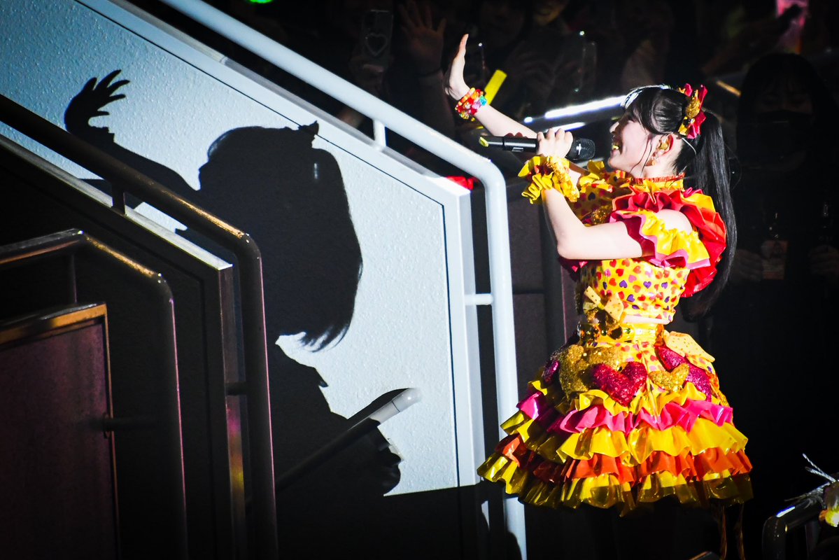 27zeroroku's tweet photo. 今日9月23日は自分が初めて生のとき宣と対面した日から1年記念ということで、昨年の横アリ公演の写真を。初めてのライブ、初めてのロックオンフリータイムでいきなりあきちゃんが登場した時はさすがに運命感じました(^_^) https://t.co/5dgcQdbbNH