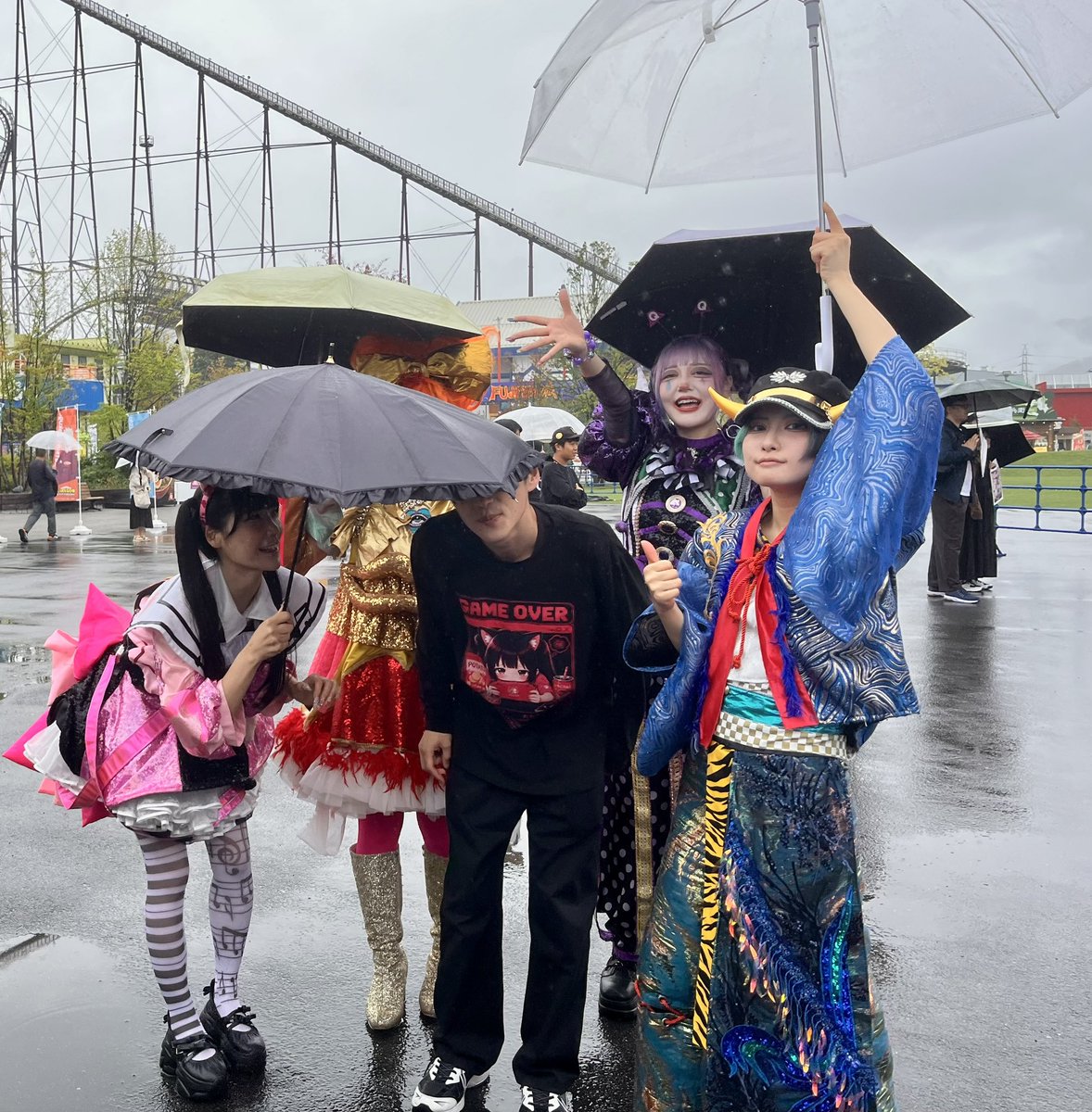 himjin_tas3's tweet photo. 2026.09.23
富士急ハイランド！
ずっと雨降ってたけど、ライブもオフ会も楽しかった！
囲み、自分よりブリ子の方が隠れてるのおもろい
#プラスタ https://t.co/F0oZLPJdma