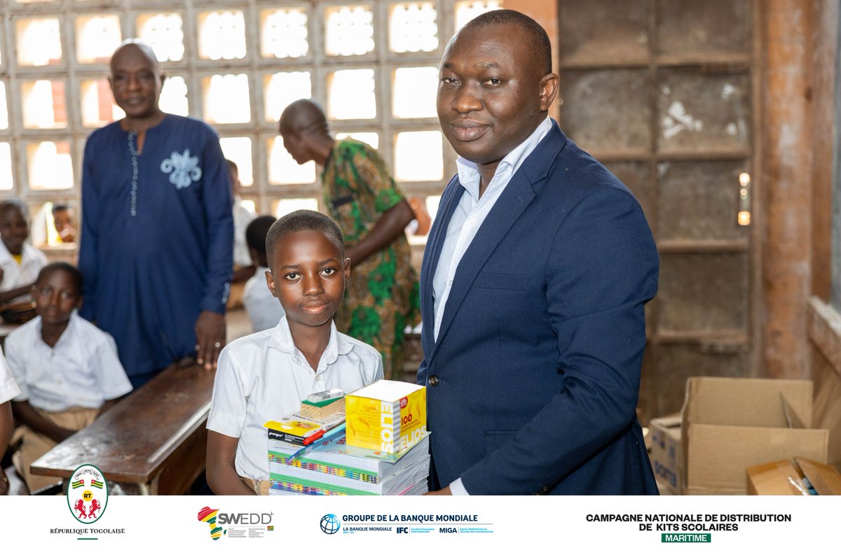 sweddplustogo's tweet photo. Dans le Canton d'Amoussime, la nouvelle année scolaire a été entamée avec enthousiasme.
Dans la Région Maritime, la distribution des kits scolaires du projet SWEDD-Togo se poursuit et a fait étape au Lycée Amoussime,⤵️
#SWEDD #SWEDDTogo https://t.co/sDgAlOD4K5