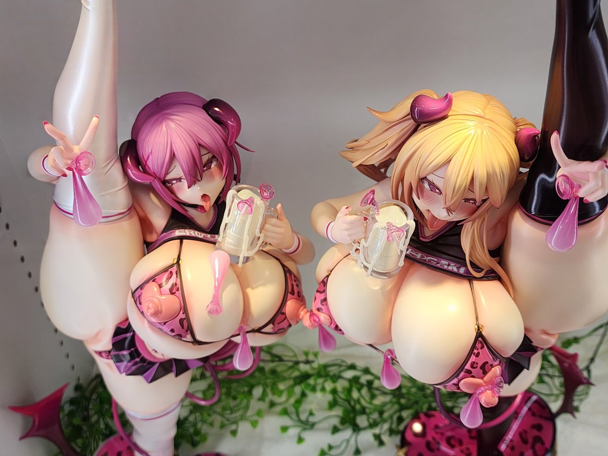 hide_nitoR18's tweet photo. 秋葉原展示のミヤちゃんとつみきちゃん拝んで撮ってきちゃ～
圧倒されるむちむちえっちで心なしかワンフェスの時より鮮やか！
ちゃんと大きさをよく見てきたのでお迎えのためにちゃんと場所空けておきます～
(@kaenuco ) https://t.co/2MDRVgDQ6u