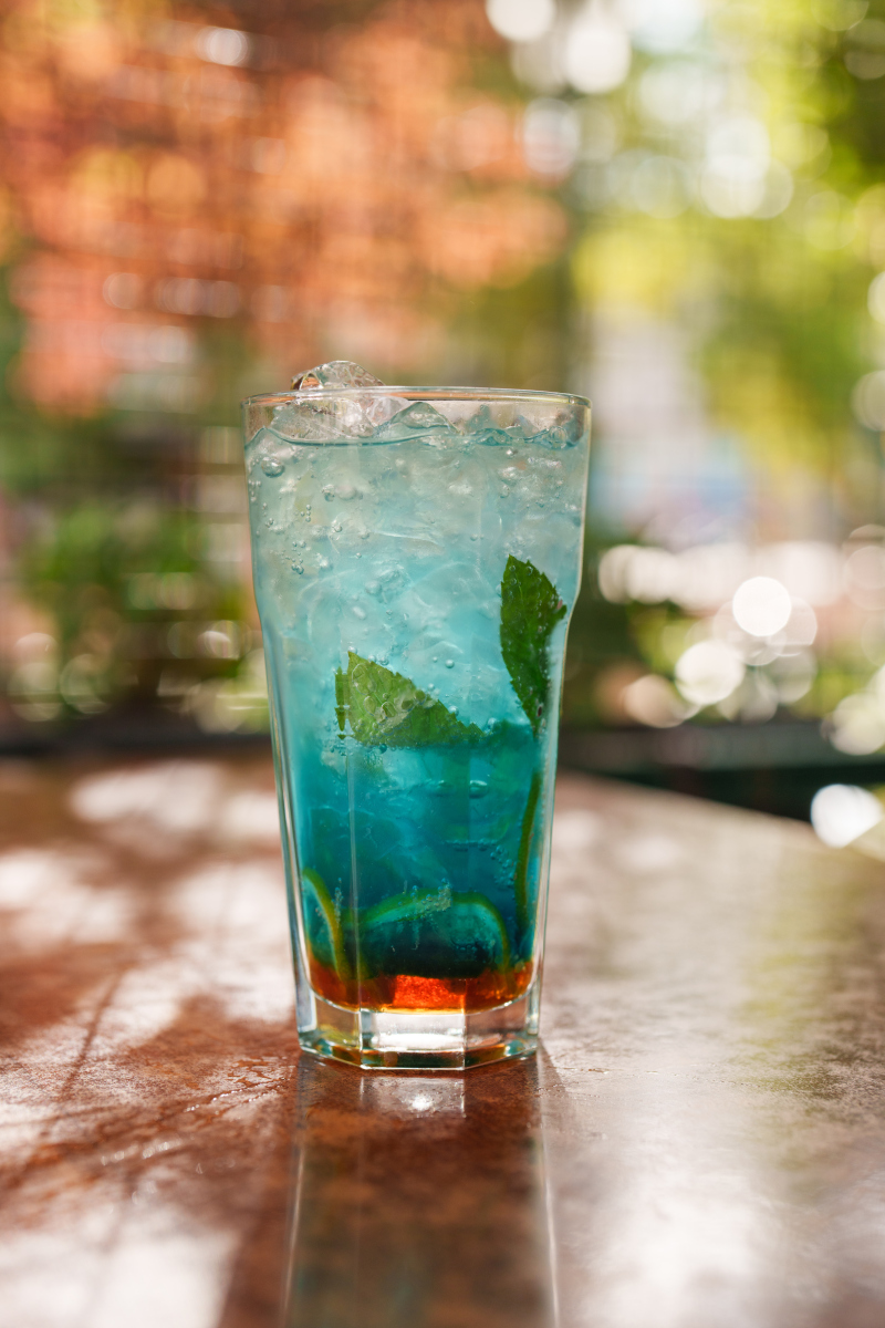Dewintha95's tweet photo. Fresh lemon mint iced tea ready in 5 mins! Muddle mint, squeeze lemon, pour cold water u0026 add ice—light, zesty, perfect for hot afternoons. https://t.co/lAFOkBj2sc
