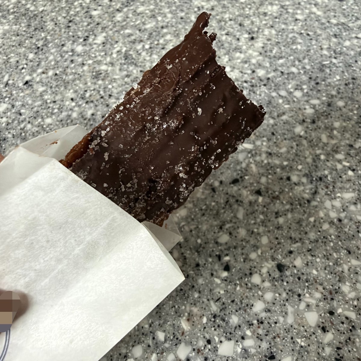 i_luv_potato_'s tweet photo. 파바 초코쫀득츄러스…
개쫀딕한데 너무 달아서 다신 안 사묵을 듯…
(진짜 당뇨걸릴 맛
기본쫀득츄러스 먹어보고시퍼 잉잉 https://t.co/Tcdulopc9a