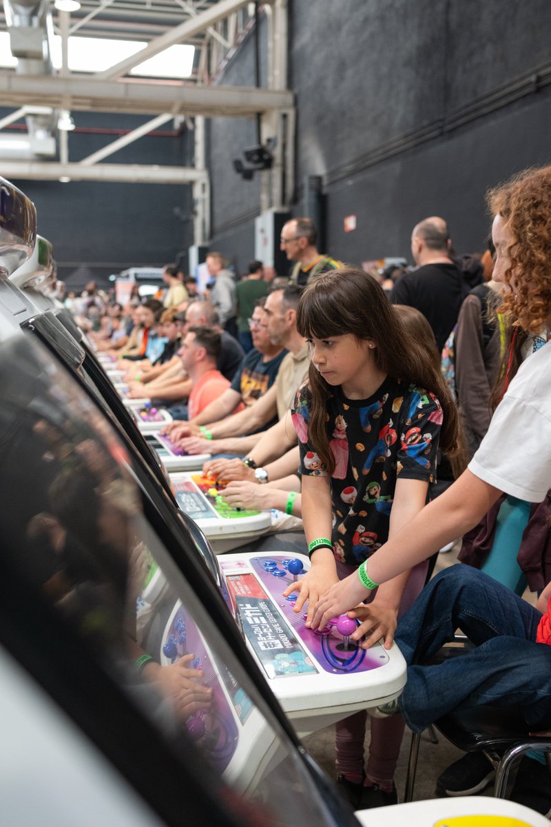 RetroBarcelona's tweet photo. Para los que todavía no lo saben, del 9 al 11 de octubre celebramos la 1ª edición del Saga Barcelona Game Fest #SBCNGF26, un nuevo evento en Barcelona en el que (entre otras muchas actividades) organizamos una #RetroBarcelona2026 Parte2.

Hoy os informamos de la presencia de las principales asociaciones de Arcade (@ArcadesCat @arcade_planet @MikadoEurope), con 150 máquinas originales en las que habrá de todo: conducción, musicales, japonesas, clásicas, etc.

Vamos a convertir el pabellón de @Fira_Barcelona en el mayor salón recreativo del país. Como lo hacíamos antaño en la extinta Barcelona Games World.

¡Os esperamos!

-----------------------------------------

Pels que encara no ho sabeu, del 9 a l'11 d'octubre celebrem la 1a edició del Saga Barcelona Game Fest #SBCNGF26, un nou esdeveniment a Barcelona on (entre moltes altres activitats) organitzem una #RetroBarcelona2026 Part2.

Avui us informem de la presència de les principals associacions d'Arcade (@ArcadesCat @arcade_planet @MikadoEurope), amb 150 màquines originals on hi haurà de tot: conducció, musicals, japoneses, clàssiques, etc.

Convertirem el pavelló de @Fira_Barcelona al saló recreatiu més gran del país. Com ho fèiem abans a l'extinta Barcelona Games World.

Us esperem!