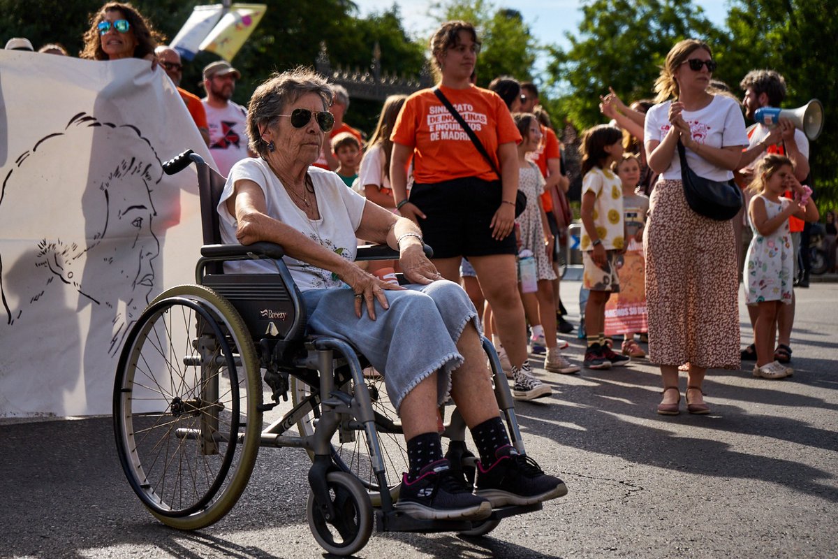 OskarMatute's tweet photo. Están deshauciando a Mari Carmen, 87 años y dependiente, a la que un fondo buitre quiere subirle el alquiler a 2650 euros. Ni el Gobierno de Madrid ni el español lo han impedido. Solo han repartido palos.

Si PP, VOX y Junts no hubiesen tumbado el escudo antidesahucios, Mari Carmen podría seguir en su casa.

Toda nuestra solidaridad y apoyo a ella, y a todas las que lucháis contra esta injusticia.