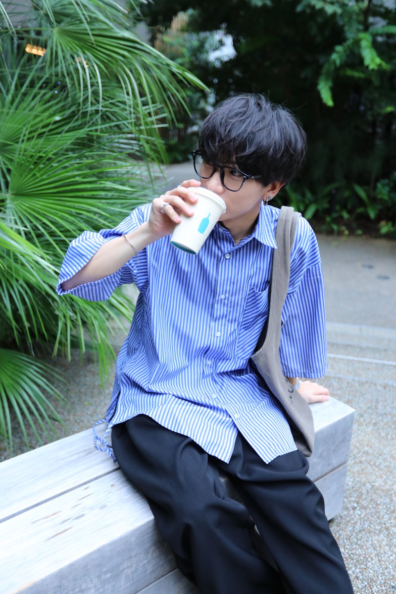 parademia_info's tweet photo. ━━━━━━━━━━━━━━━
#パラ日誌 No.170　日直：日向利武
━━━━━━━━━━━━━━━

こんにちは！　りむです☺︎
今日は、JJ モデルオーディションSNS審査用の写真を撮りに行った時についでに撮ってもらった写真をお裾分け🤳

かなりラフな写真になってるんだけど、こういうのも需要ある？👀
隣に誰かがいて一緒に話してる風の写真です👶🏻

①カフェラテを飲みながら真剣に話を聞いている　りむ

②どういう設定なのか手を差し伸べる　りむ

③音楽を聴きながら爆笑している　りむ

④もうレパートリーがなくてカメラマンに助けを求める　りむ
どの写真が好きか教えて👂🏻
こんな感じで撮影の時は、結構ふざけてしまうタイプです👶🏻

もちろんちゃんとした撮影の時は、ふざけないけどね、きっと。
昔から写真撮られると変顔をしてしまったり、ちょけてしまってたんですがこういう活動を初めてからはできる限りまともな人を演じてます💭　しかも生徒会長だし、ちゃんとしないと、ね🙄
最近では、最初は結構真面目とかちゃんとしてる人って見られがちなんですが全然そんなことなくて結構抜けてる部分多いし、変な人です☝🏻　まぁ、ONとOFFの切り替えを大事にしております！

こんなの自分でいうのがまた変かぁ
何事もONとOFFをしっかりするからこそ楽しめると思うし、頑張って何かをした後の方がご飯も美味しく感じるし、小さなことに幸せを感じるなと日々思っております！

今日は、特に話すこと決めずに書いたらなんかよくわかんなくなったけど、ONとOFFを大事にしてるのと、第一印象で真面目とかちゃんとしてる人って思われるとその後下がってくだけなのでいい奴じゃないってことだけでもこの日誌で伝わればいいです！笑
今日ラフすぎる日記だけどたまにはいいよね！

最後まで読んでくれてありがとう！
日向利武

#パラデミア #日向利武

🏫メンバーアカウント：@parademia_mmb