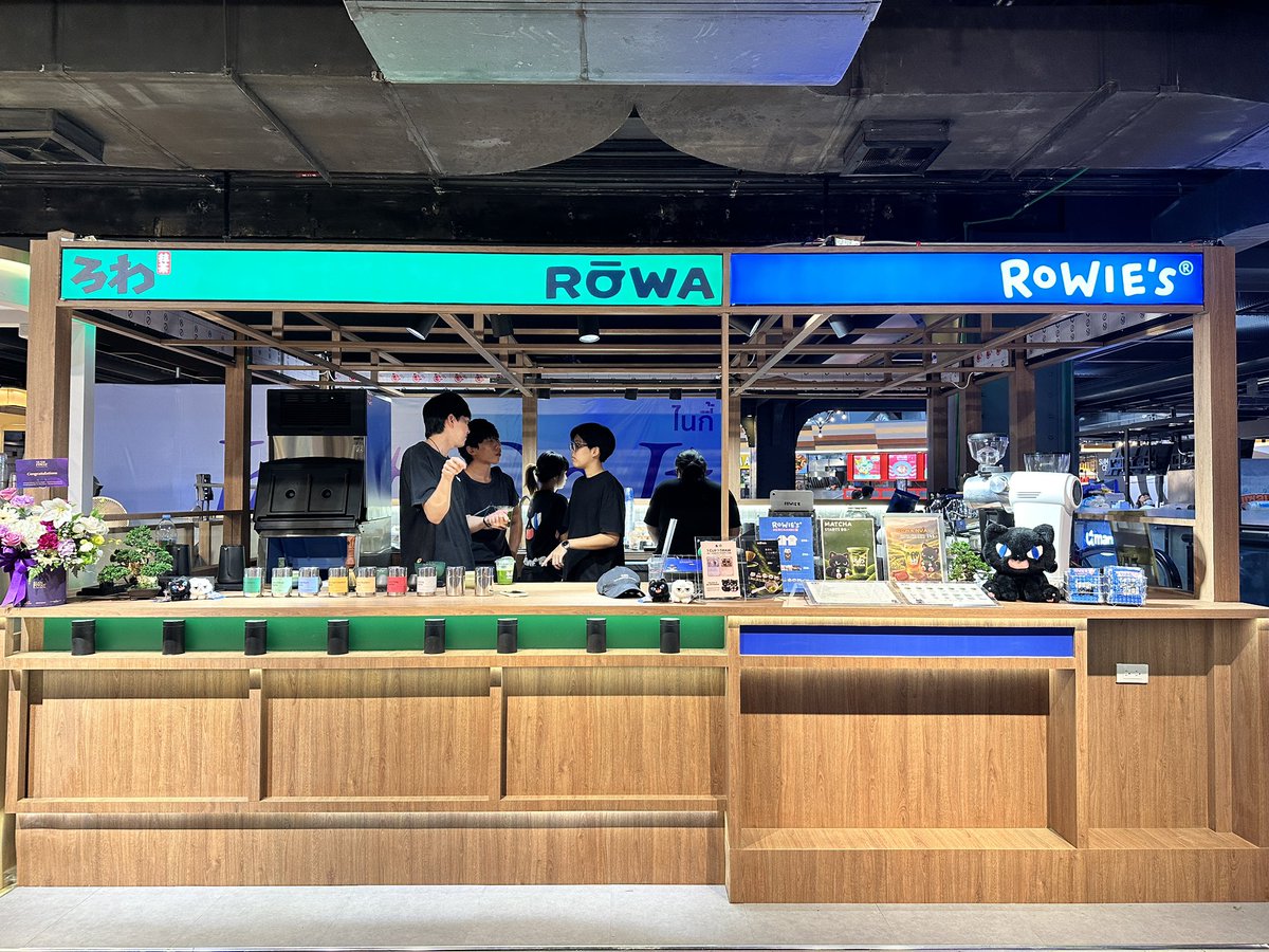 rowiescoffee's tweet photo. พร้อมแล้ววว Rowie's &amp; Rowa  สาขา Siam Center เปิดพรุ่งนี้อย่างเป็นทางการ วันที่ 24 กันยายน ร้านอยู่ชั้น 2 ตรงบันไดเลื่อน ตรงข้ามHONO อย่าลืมมาหากันเยอะๆนะเมี๊ยวว🐈‍⬛😼
#RowiesCoffee 
#Rowamatcha https://t.co/uKwOlHzWZp