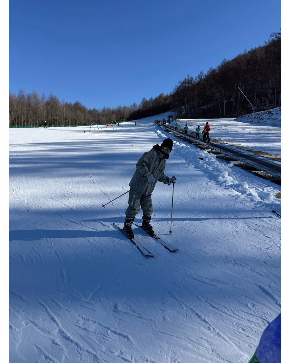 SPAWNEYCOCK's tweet photo. .
お友達家族と軽井沢でスキーをしてきた⛷️
上の子と一緒に滑ったけれど、久しぶりすぎてリフトを降りるときに転んでしまい、慌てて避けました😅
でも楽しかったな⛄️
いちご狩りも楽しめた🍓

夜は友達が持ってきてくれたtettaのワインで乾杯🥂 https://t.co/TBIJGvTW2z