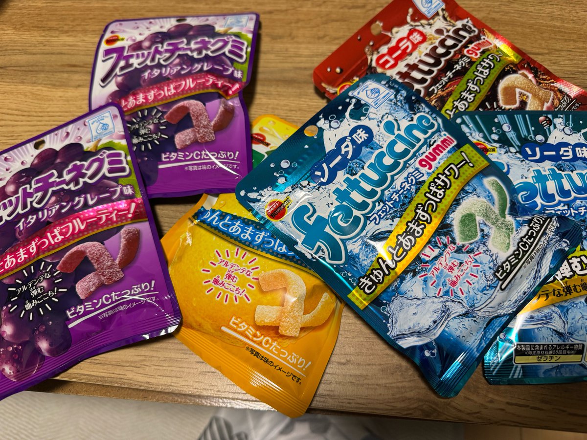 daralvlv's tweet photo. 明日は休みだからグミパーティを始めようと思います！！！ https://t.co/AKMkUYlk5d