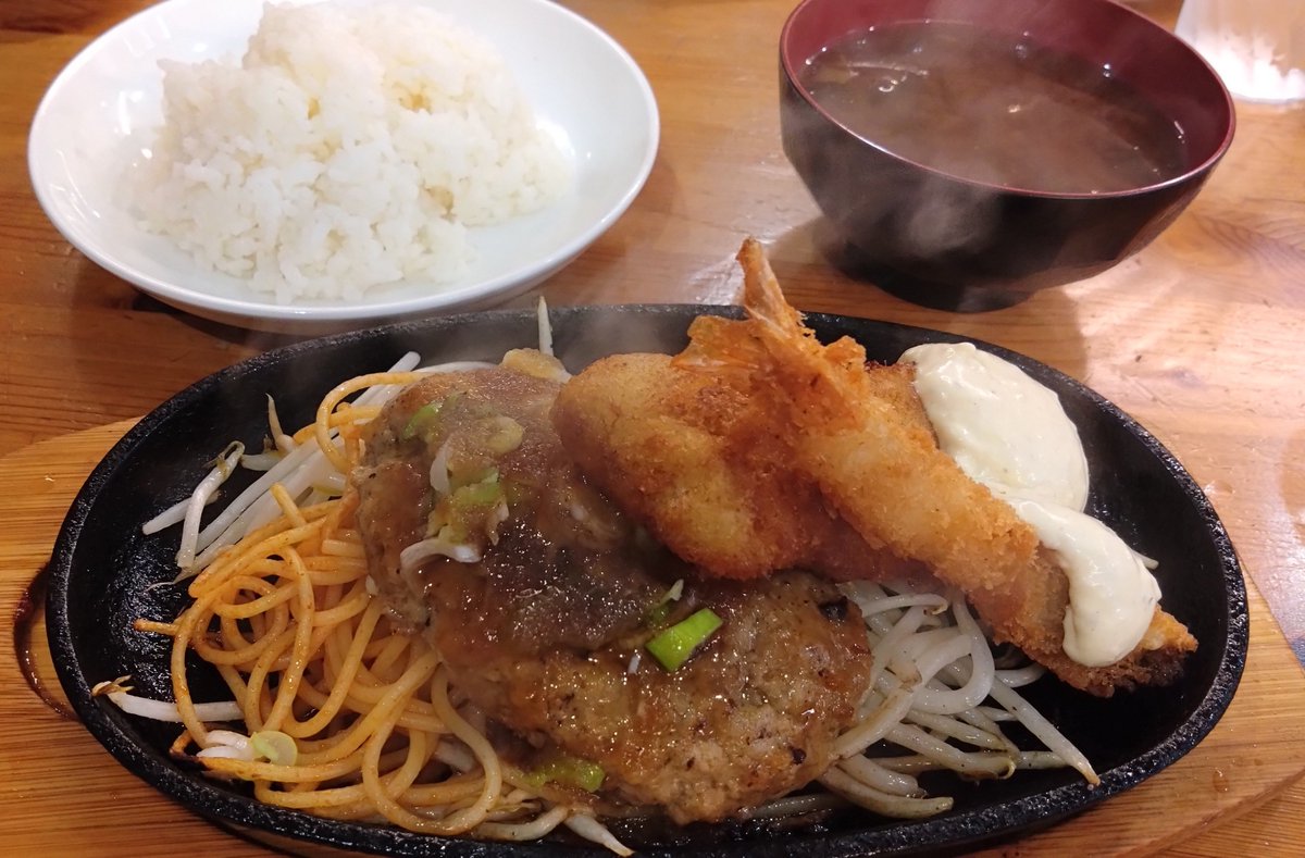 nitochannyan's tweet photo. お昼にTVで見て気になってたわしゃんがれさん
🍤付きのランチご飯お味噌汁付き。お店の｢ぺろりといけますよー｣に安心して(？)食べ始めたらこの年でも本当にペロリでした(笑)
今回はおろしソース。今度はデミグラスにしようかな☺
とっても美味しかったです！ごちそうさまでした🫶

@washangare さん https://t.co/taDGaYZji1