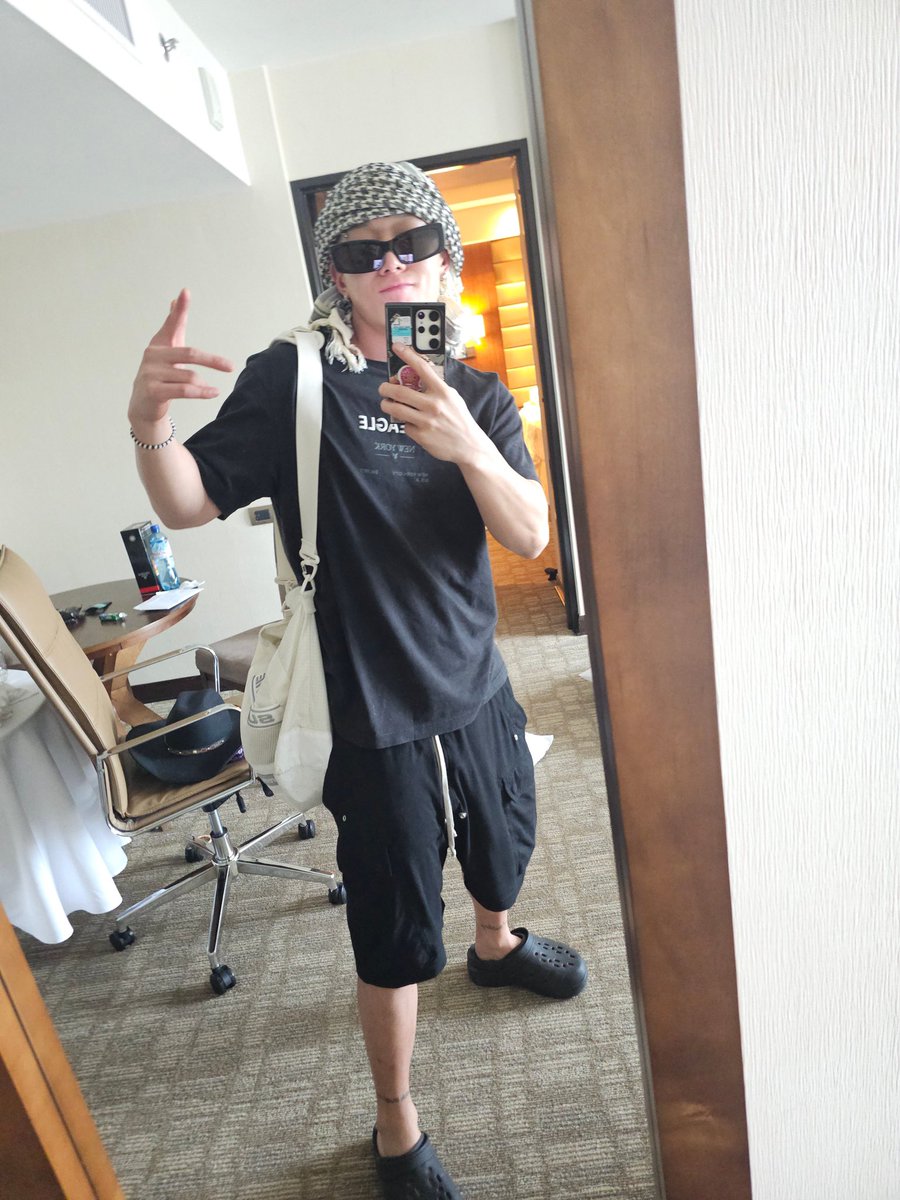 jzzzindaeyo's tweet photo. 260923 Bobby sent a mirror selca and said the scarf in his head is keffiyeh!!

🐰SWAG
💬 Sigh, if you were my son, I think I would've had a huge headache
🐰 but I bought you a house instead right?
💬 Walking around with Hello Kitty attached to you, but saying you don't like cute things?!?
🐰 Hello Kitty being tanned is an exception
💬 Where did u buy your scraf?
🐰 coupang
💬 Just admit that you like cute things, 
🐰 No no, oppa doesn't like cute things
💬 what scarf is this? is it something special or just fashion??
🐰 its keffiyeh!!
💬 Why don't you wear the black hat behind you?
🐰 I'll wear it when my hair is long!!

#BOBBY #바비