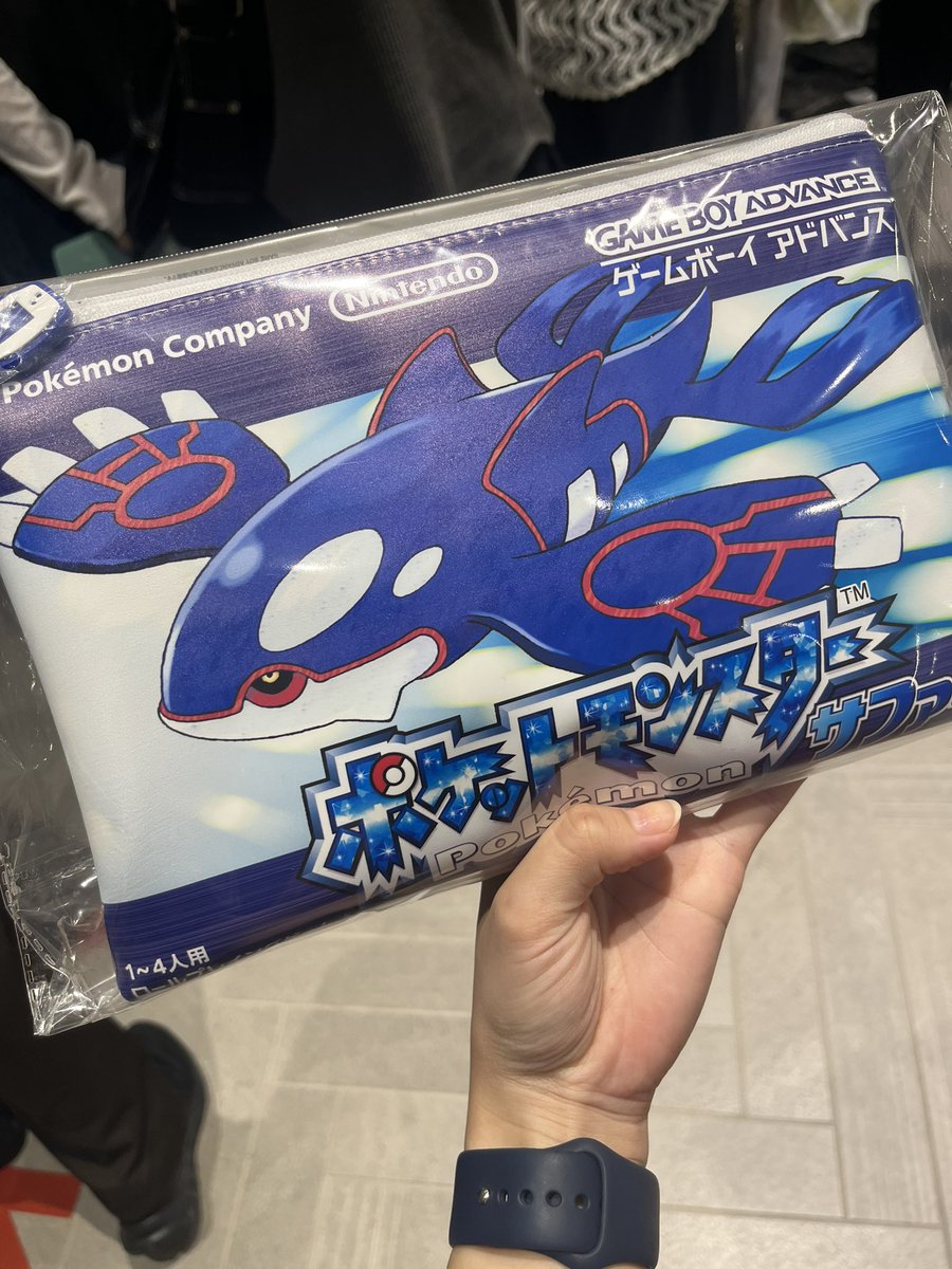 Rust_eze_09's tweet photo. 私がポケモンを始めるきっかけ作品のTシャツ入りポーチが売っててどわず購入！！
可愛すぎる😭 https://t.co/xOIuJCl4sA