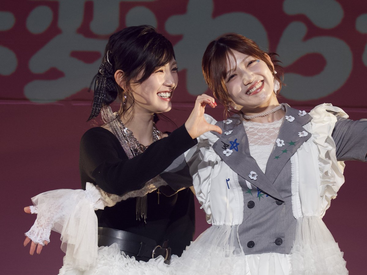 n2tsu_alog's tweet photo. ふざけて笑い合ってるのも久々に見てなんかほんわかした☺️
#ゆうなぁファンミ 
#村山彩希 
#岡田奈々 https://t.co/OV66QuDonu