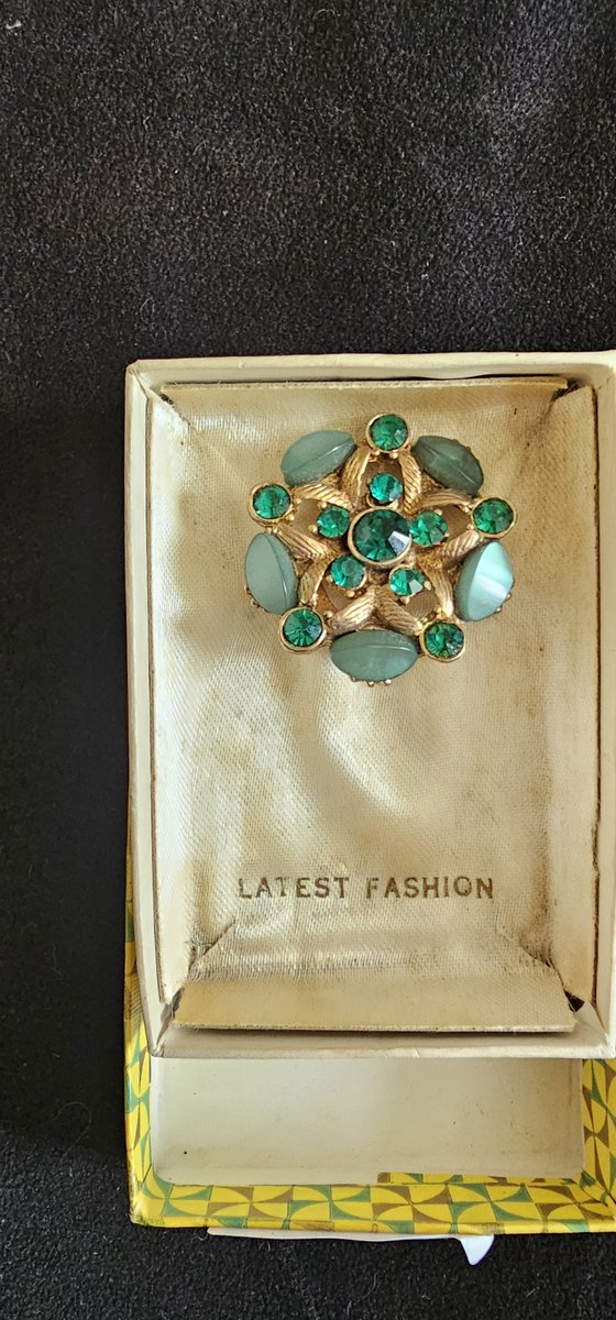 minxed159's tweet photo. Random tweet: Here's a little something I purchased yesterday. 
#charityshop bargain. 
#vintagejewellery 
I've the perfect jacket for this beauty 😍 https://t.co/5QsrLhA74T