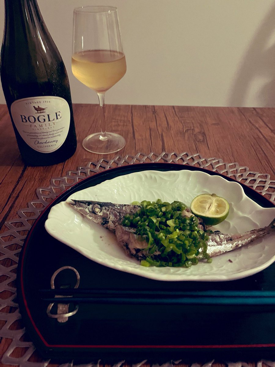 _______h9q's tweet photo. 長谷川あかりさんのさんま酒蒸しを食べました🥂
家では塩焼き一択だった秋刀魚が白ワインにも最高に合うコンフィのようなオシャレビストロメニュー爆誕❤️‍🔥
蒸しが強くて見栄えが悪くなってしまった秋刀魚だけれど小ネギ大量投下で隠せることに密かに感動しました✨✨ https://t.co/Ep5YaILAiN