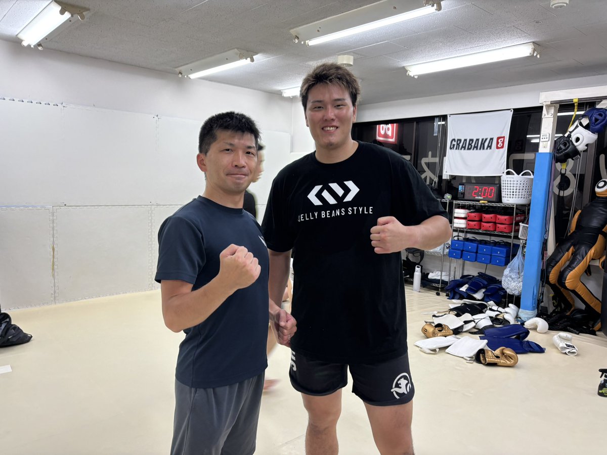 goshinkaiakaban's tweet photo. 本日は稽古前に近くのグラバカ赤羽で開催されたRIZINで活躍しているプロ選手、空手世界王者の上田幹雄選手のキッククラスに参加。YouTubeで拝見した反射蹴りや階段蹴りを直にご指導頂きました。とてもよい勉強の機会になりました。感謝です。
#護心会赤羽支部 #上田幹雄 #グラバカ赤羽 #赤羽 https://t.co/mGPoVaOPWH