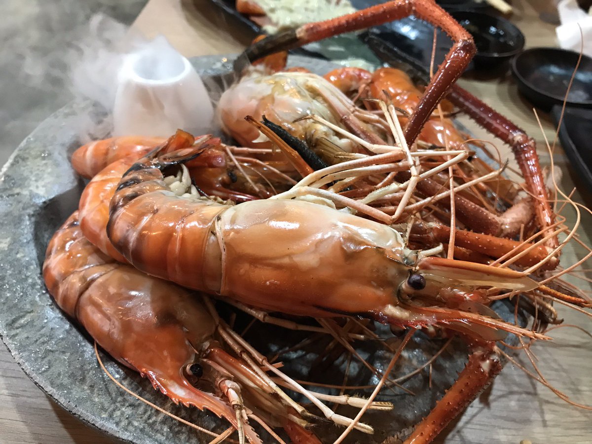 Ray22402's tweet photo. มีคนแกะกุ้งให้ยังน๊าาา https://t.co/cPh8g4Zjha