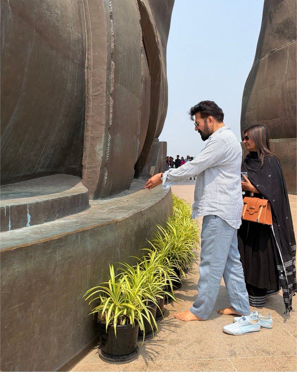 souindia's tweet photo. Malayalam cinema icon Mammootty visited the Statue of Unity at Ekta Nagar during his visit for the 72nd National Film Awards.
He admired the grandeur of the world’s tallest statue and paid his respects to the iconic monument dedicated to Sardar Vallabhbhai Patel.

📍 Statue of Unity, Ekta Nagar
🎬 72nd National Film Awards

#Mammootty #StatueOfUnity #EktaNagar #72ndNationalFilmAwards #NationalFilmAwards #SardarPatel #IndianCinema #Gujarat

@mammukka @DDNational @nfdcindia @InfoGujarat @GujaratTourism @MukeshPuri26
