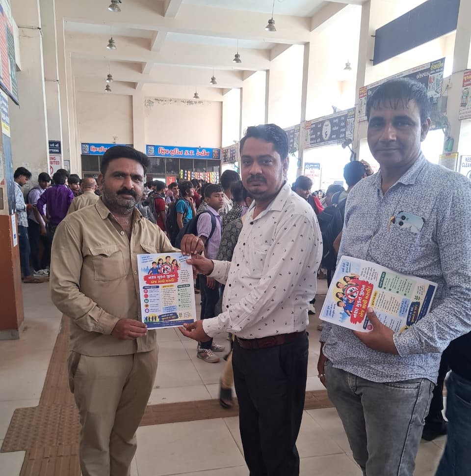 DMMEHSANA's tweet photo. "સેવા સંકલ્પ અભિયાન" અને "સ્વછતા હી સેવા" અંતર્ગત મહેસાણા ડેપો ખાતે માનનીય શ્રી ડેપો મેનેજરના માર્ગદર્શન હેઠળ અને ATS શ્રી અને જુનીયર આસીસ્ટન્ટ દ્વારા "નશા મુક્તિ જાગૃતી" અભીયાન અંતર્ગત કર્મચારી શ્રીઓને પોસ્ટર વિતરણ કરી જરૂરી માર્ગદર્શન આપવામાં આવેલ https://t.co/n1RRET3UNr