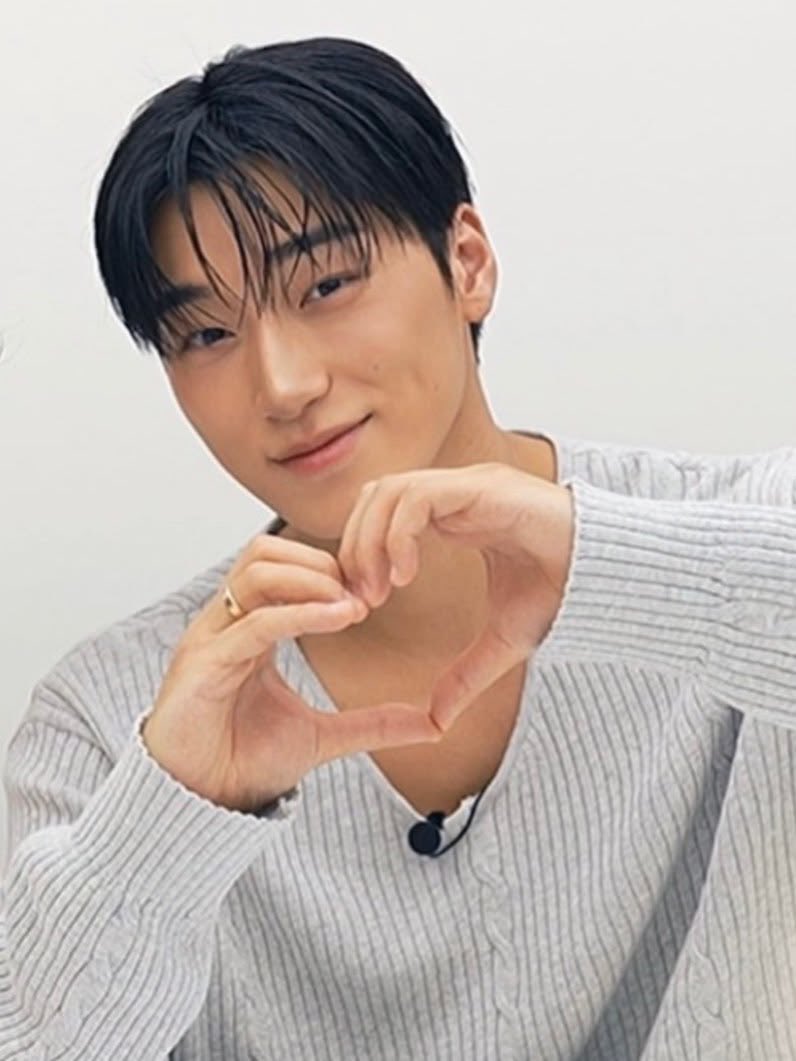 ATEEZITALY_'s tweet photo. San ha parlato in live dei suoi nonni 😔
San ha raccontato la storia dell anello che porta sempre al dito, spiegando che appartiene alla sua famiglia.
Prima di morire suo nonno aveva lasciato del denaro ai nipoti che hanno deciso di utilizzarlo per acquistare degli anelli. + https://t.co/VvBqxAMsF7