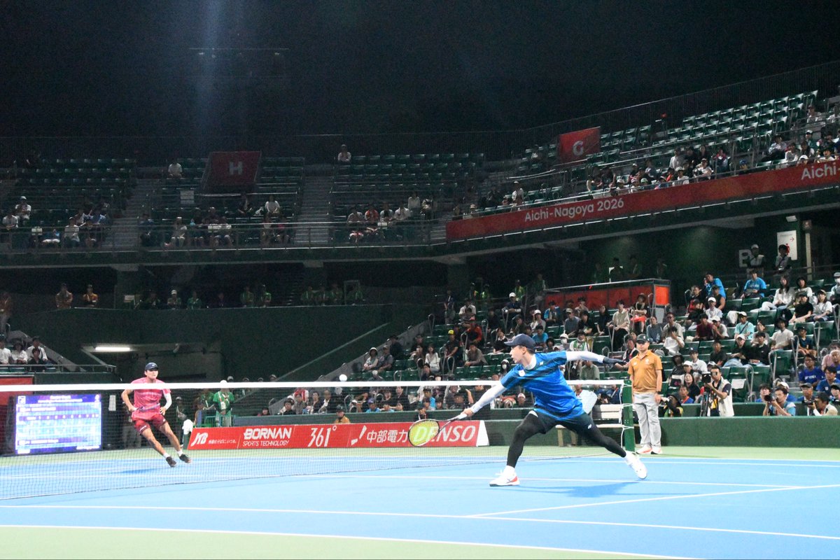 SofttennisNavi's tweet photo. 【アジア競技大会2026】
男子シングルス決勝❗️
上松俊貴選手が黒坂卓矢選手との日本同士討ち決勝をファイナルで制して優勝‼️

上松選手は国別対抗と合わせて大会2冠🥇🥇✨
前回大会からシングルス2連覇も達成しました‼️

黒坂選手も初代表で殊勲の銀メダル🥈
大会ラストを日本のワンツーフィニッシュで飾ってくれました👏👏

［決勝］
上松俊貴(JPN) ④-3(F7-2) 黒坂卓矢(JPN)

SOFT TENNIS Navi アジア大会特集
https://t.co/SGSWP9HrLv

#ソフトテニス
#アジア競技大会
#ソフトテニスナビ