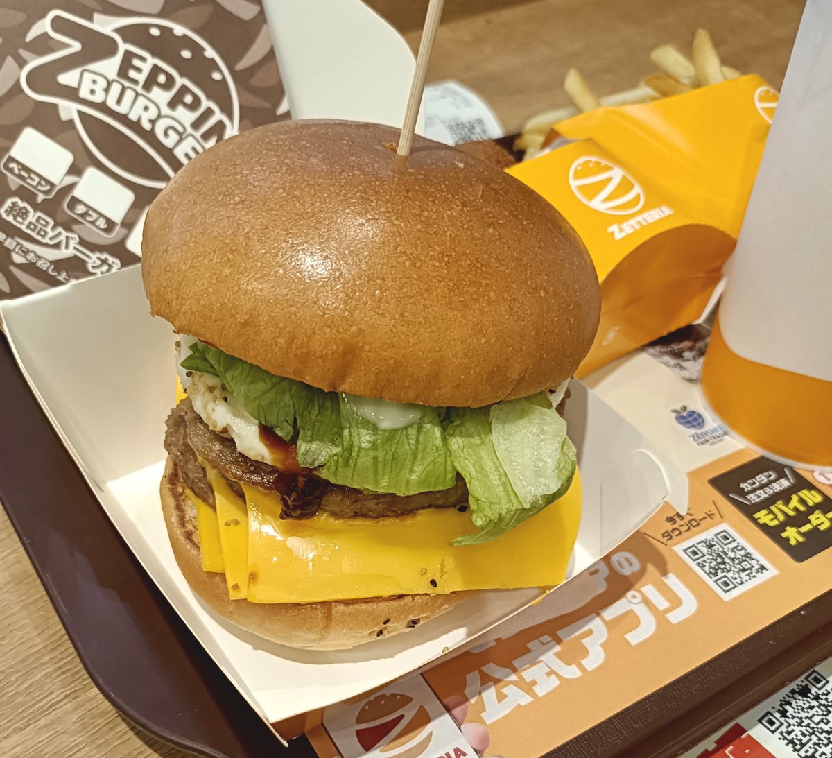 unyjoy's tweet photo. ゼッテリア『トリプル月見チーズバーガー』
コレはちょっとゼッテ、悪ノリが過ぎる感はありますが
食べ応えと満足度は確か
アギトを外しながら食す https://t.co/b4YcvVHHoo