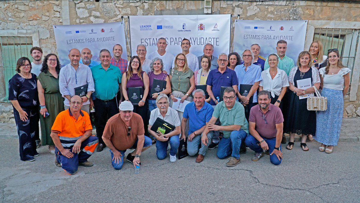 Adasur_org's tweet photo. 🌳 ¡Más de 335.000 € para 26 pueblos de la #AlcarriaSur!
Ayer formalizamos en #Escopete nuevas ayudas LEADER que movilizarán casi 480.000 € de inversión en la comarca.
🔗 Conoce todos los proyectos en nuestro blog: https://t.co/u5S9pqYFp1
 #DesarrolloRural #ProyectosLeader🌿🇪🇺 https://t.co/1WE0pukSrE