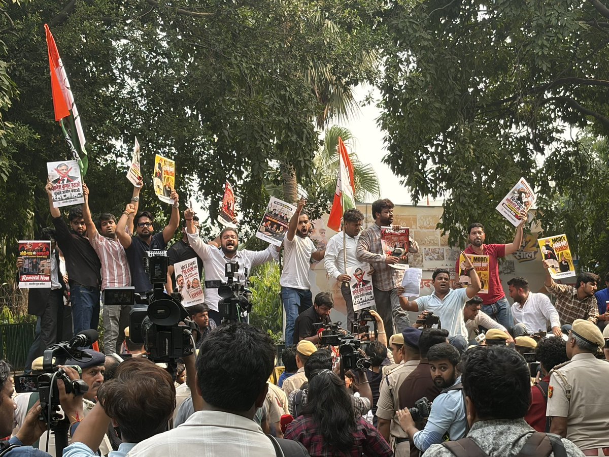 AnzarAfaque's tweet photo. IYC के प्रदर्शन को अल्टरनेटिव मीडिया ने बॉयकॉट कर दिया है. जब अल्टरनेटिव मीडिया के लोग इस प्रदर्शन को कवर करने पहुंचे तो उनसे कहा गया की आप लोग साइड हो जाइए क्यूंकि मेनस्ट्रीम मीडिया के चैनलों का विजुअल्स ख़राब हो जाती है . वहीं मेनस्ट्रीम मीडिया जिसे कांग्रेस के बड़े बड़े नेता गोदी मीडिया बताते है.