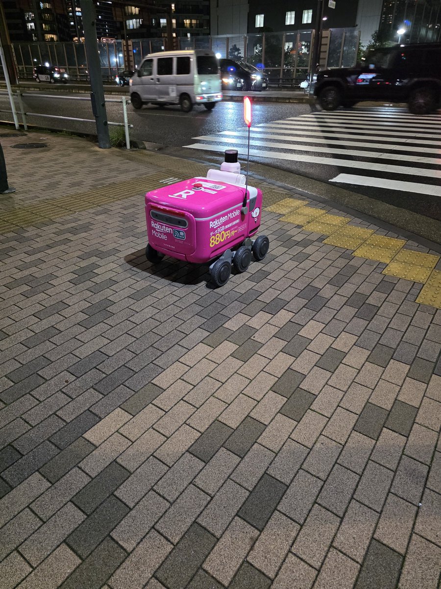 koujyu07's tweet photo. 自動配送ロボットいた！
赤信号でちゃんと止まってて感動した✨
東京すげー！ https://t.co/IJFMURA4C6