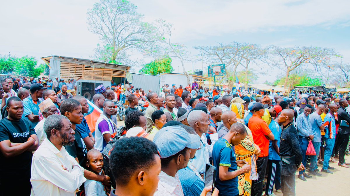 FeliusFesto's tweet photo. Upako wa ukombozi tumeufikishwa kwa watu wa Maswa ahsubuhi ya leo wakati tukielekea Meatu kwenye mkutano wa hadhara leo jioni. Makamu Mwenyekiti Mheshimiwa @HecheJohn anaendelea kupeleka moto akiambatana na Mwenyekiti wa Kanda ya Serengeti kamanda Lucas Ngoto. https://t.co/lImsxM0e7k