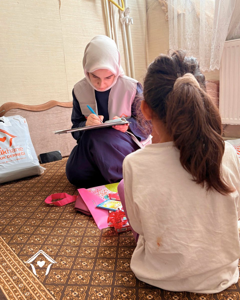iyilikhane's tweet photo. Yüzlerce yetim ve ihtiyaç sahibi çocuk, maddi imkansızlıklar sebebiyle okula devam edemiyor. 🎓

Ayda 1000 TL düzenli bağışla yüzlerce ihtiyaç sahibi çocuktan birine sponsor olabilir, eğitimini destekleyebilirsiniz. 📚 https://t.co/SnU8zLPSMR