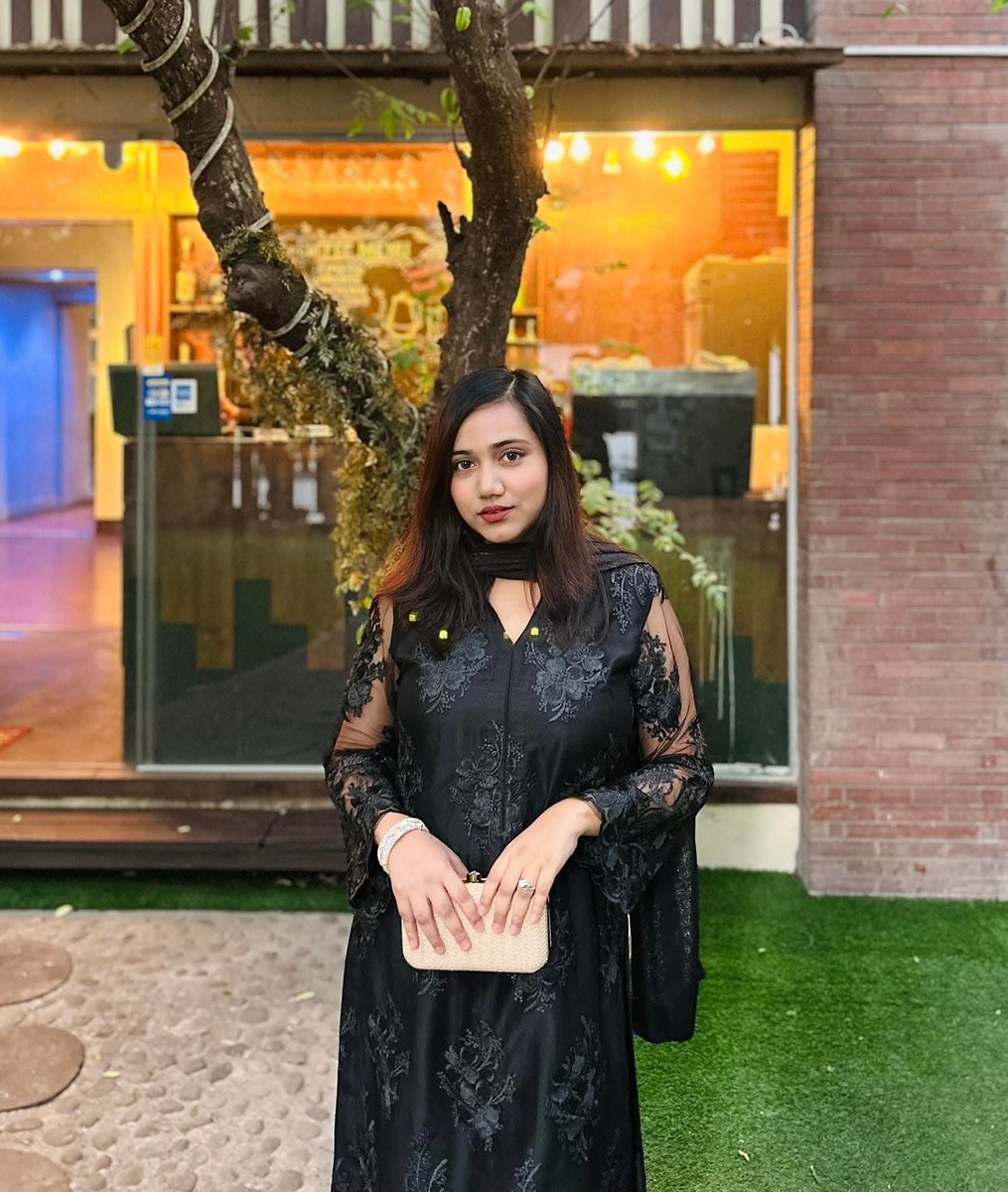 NimraKhanii's tweet photo. Ye mera fvrt dress hy, ap ko kesa laga. https://t.co/6vZhPFhbGc