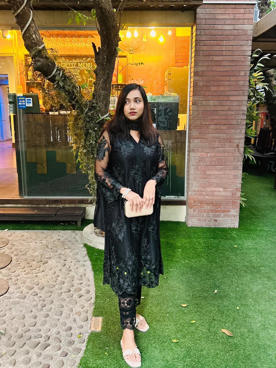 NimraKhanii's tweet photo. Ye mera fvrt dress hy, ap ko kesa laga. https://t.co/6vZhPFhbGc