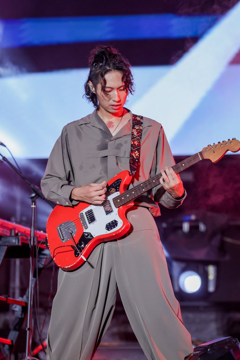 TeofilaBut0s's tweet photo. [Lost in the raw energy of today’s indie set—guitars buzzing, vocals cutting through, every note hits like a rush. Pure, unfiltered joy for anyone who lives for live music]， https://t.co/NLerFZBY4v