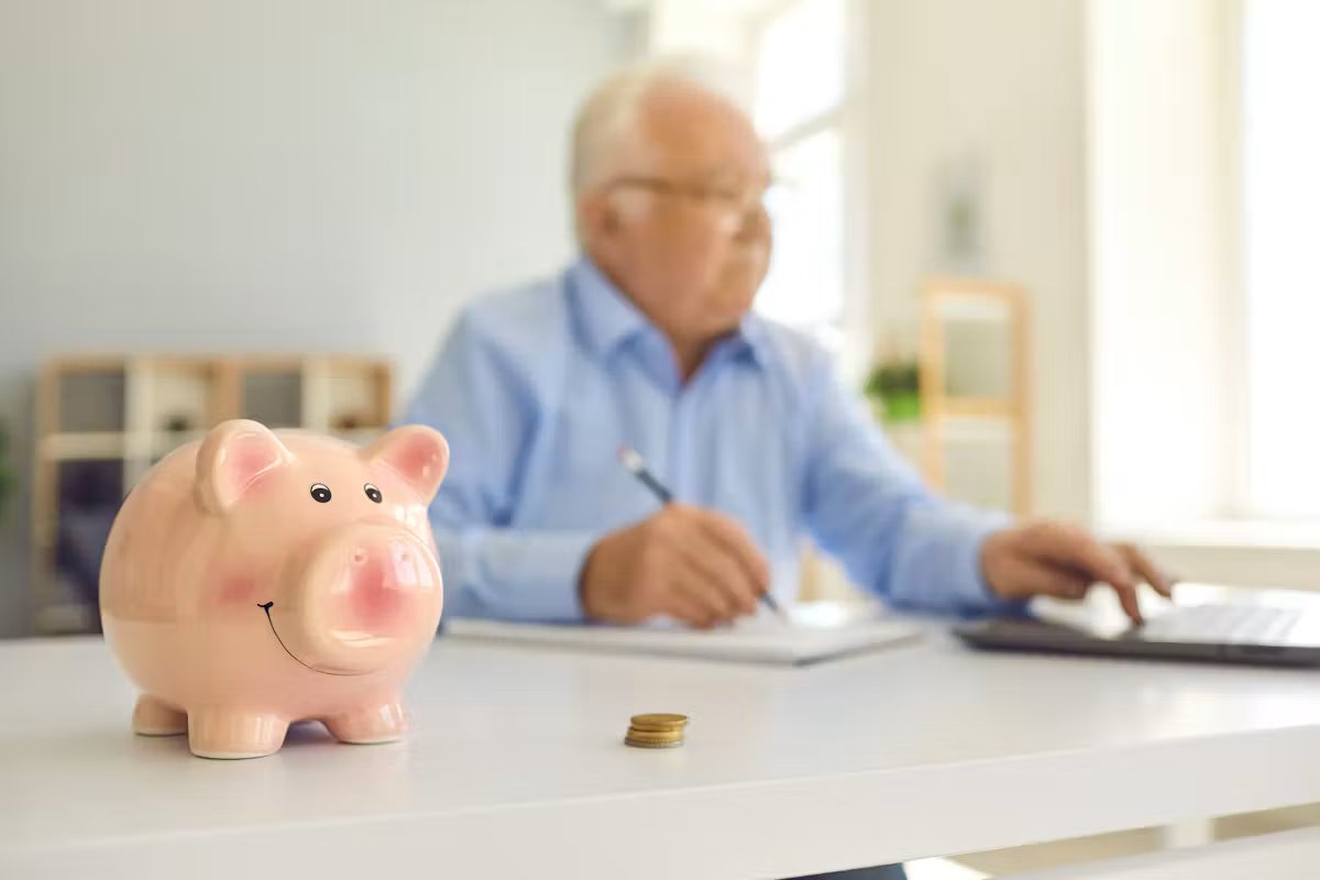 MoneyRadar_FR's tweet photo. 💥 Votre plan épargne retraite n'est pas un cadeau fiscal, c'est une nouvelle combine de l'État.

Plus de 12 millions de Français viennent de tomber dedans sans savoir qu'ils paieront probablement une facture plus élevée plus tard.

Le plan d'épargne retraite vient de franchir 150 milliards d'euros d'encours. L'objectif initial du gouvernement était de 3 millions de souscripteurs, ils sont aujourd'hui plus de 12 millions. Le succès est réel, et son moteur n'est pas la confiance mais la peur : 70 % des actifs pensent que leur future pension ne suffira pas à vivre.

Voilà pour la main qui donne. Sur le PER, chaque euro versé se déduit de votre revenu imposable.

Dans la tranche à 30 %, verser 1 000 euros vous fait économiser 300 euros d'impôt tout de suite. C'est l'argument qu'on vous martèle.

Maintenant la main qui reprend, et qu'on vous tait. À la sortie, à la retraite, cet argent est imposé. Les versements que vous aviez déduits sont réintégrés à votre revenu et taxés.

L'État ne vous a pas fait de cadeau, il vous a accordé un report. Le calcul n'est gagnant que si vous êtes moins imposé à la retraite qu'aujourd'hui, ce qui est vrai pour beaucoup, mais faux pour ceux qui garderont de hauts revenus, et incertain pour tous si la fiscalité durcit d'ici votre départ. Connaissant notre beau pays, il y a peu de chances que l'impôt reste inchangé d'ici 20-30-40 ans pour les plus jeunes qui commencent aujourd'hui.

Douze millions de Français ont commencé à financer leur retraite eux-mêmes, en échange d'un avantage fiscal qui n'est qu'un report déguisé. La vraie réforme des retraites n'a pas eu lieu à l'Assemblée. Elle s'est faite dans votre dos, sur vos contrats d'épargne.
