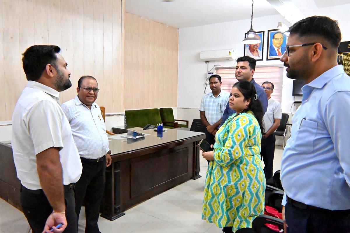 DMKanpur's tweet photo. जनपद में नवीन जिलाधिकारी के रूप में पदभार ग्रहण करने के बाद कलेक्ट्रेट के पटलों का निरीक्षण एवं संबंधित अधिकारियों एवं कर्मचारियों के साथ संवाद किया गया।  @CMOfficeUP @UPGovt @InfoDeptUP @ChiefSecyUP https://t.co/2T3vLjz6JQ