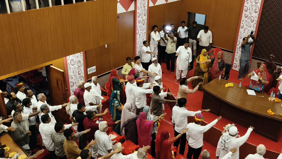 palikapiparcity's tweet photo. नगर पालिका पीपाड़ शहर श्रीमती आशा देवी कच्छावाह द्वारा अध्यक्ष पद का कार्यभार ग्रहण किया गया ओर साथ ही नवगठित पार्षद गण आमजन को स्वच्छता शपथ दिलाई गई । @officialkharra @SwachhBharatGov @RajCMO @KumariDiya @PMU_SBM_RAJ https://t.co/FtMYkBj8Wh