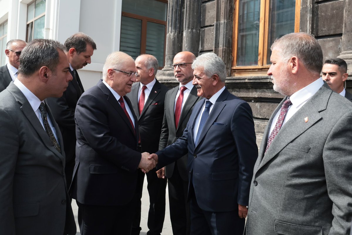 tcsavunma's tweet photo. Kars’ta bulunan Millî Savunma Bakanı Yaşar Güler, Valiliğin ardından Kars Belediyesini ziyaret ederek Belediye Başkanı Ötüken Senger’den çalışmalara ilişkin bilgi aldı.

#MillîSavunmaBakanlığı
#YaşarGüler https://t.co/N6fJ5Gl8JQ