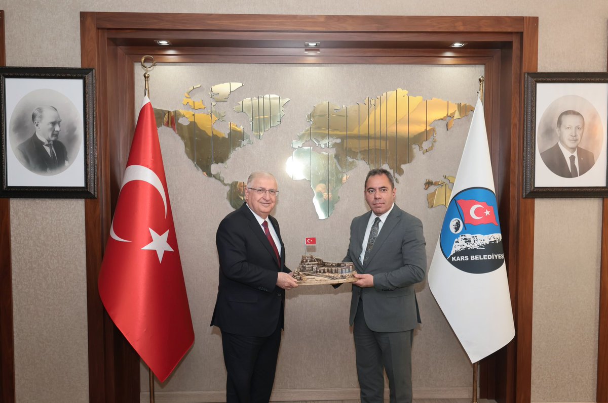 tcsavunma's tweet photo. Kars’ta bulunan Millî Savunma Bakanı Yaşar Güler, Valiliğin ardından Kars Belediyesini ziyaret ederek Belediye Başkanı Ötüken Senger’den çalışmalara ilişkin bilgi aldı.

#MillîSavunmaBakanlığı
#YaşarGüler https://t.co/N6fJ5Gl8JQ
