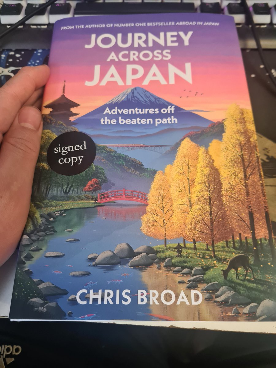 i7obu's tweet photo. Woke up by the sound of my doorbell ringing, had to scramble off my bed quickly because my @AbroadInJapan signed copy is finally here! 😁 https://t.co/T8JR9Fuvrs