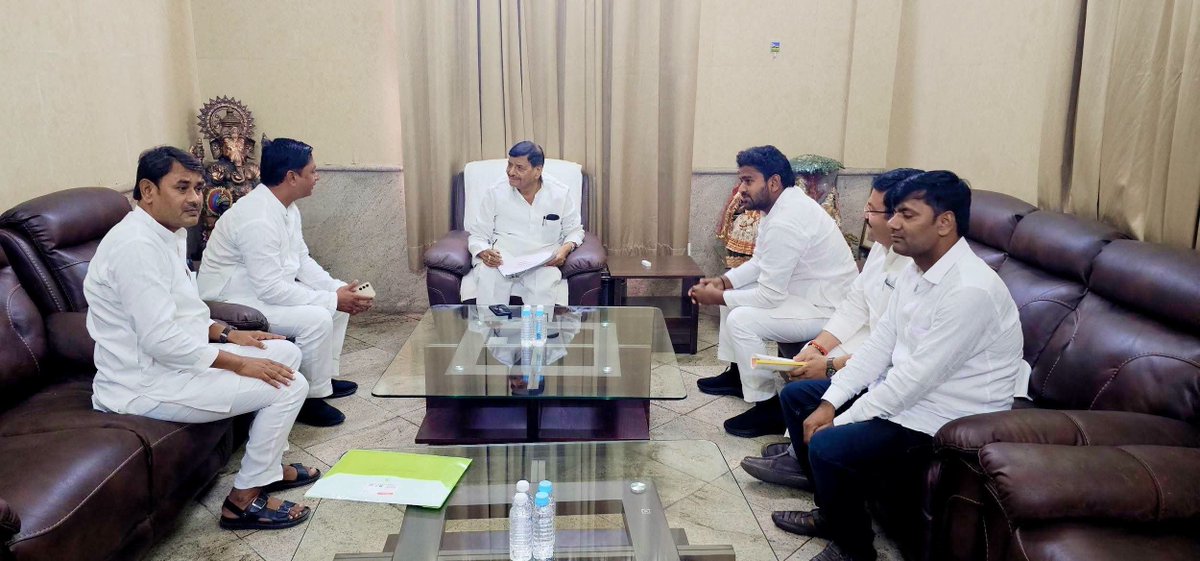Mahendraydvmonu's tweet photo. आज लखनऊ में माननीय श्री शिवपाल सिंह यादव जी से विशेष - - वार्ता और आशीर्वाद प्राप्त हुआ!!

 जय भीम जय संविधान !!
समाजवादी पार्टी जिंदाबाद!!
अखिलेश यादव जिंदाबाद!!
शिवपाल सिंह यादव जिंदाबाद!!

@shivpalsinghyad https://t.co/F7hPNEIUSl