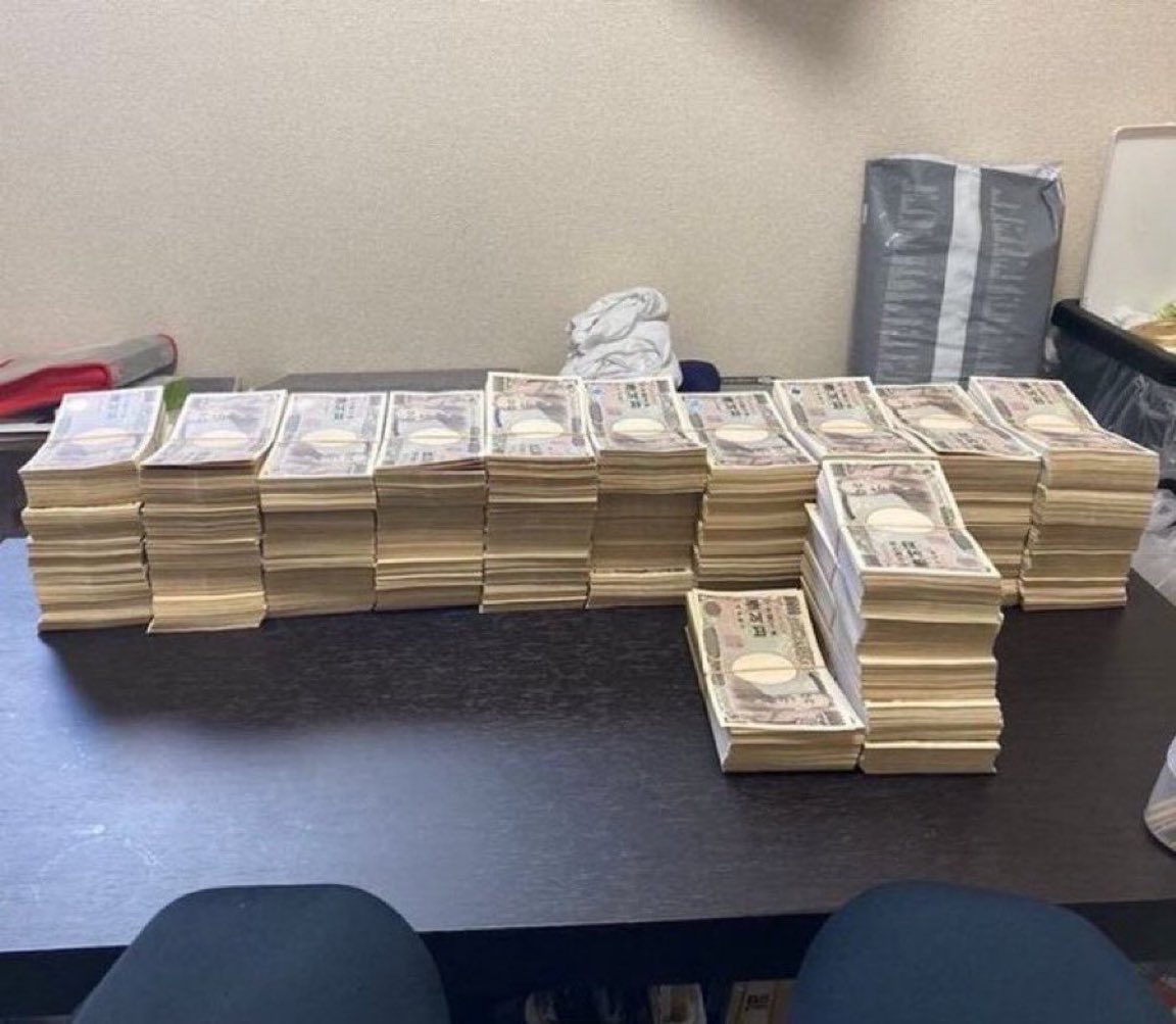 AkiyamaMit4p0's tweet photo. もし今日、あなたの銀行口座に200万円が突然振り込まれたら…💴

あなたの生活は楽になると思いますか？

① はい、かなり楽になるでしょう
② いいえ、おそらくあまり変わらないでしょう https://t.co/25M1ewIN8U