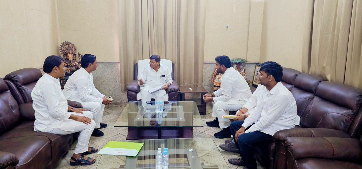 Mahendraydvmonu's tweet photo. आज लखनऊ में माननीय श्री शिवपाल सिंह यादव जी से विशेष - - वार्ता और आशीर्वाद प्राप्त हुआ!!

 जय भीम जय संविधान !!
समाजवादी पार्टी जिंदाबाद!!
अखिलेश यादव जिंदाबाद!!
शिवपाल सिंह यादव जिंदाबाद!!

@shivpalsinghyad https://t.co/F7hPNEIUSl