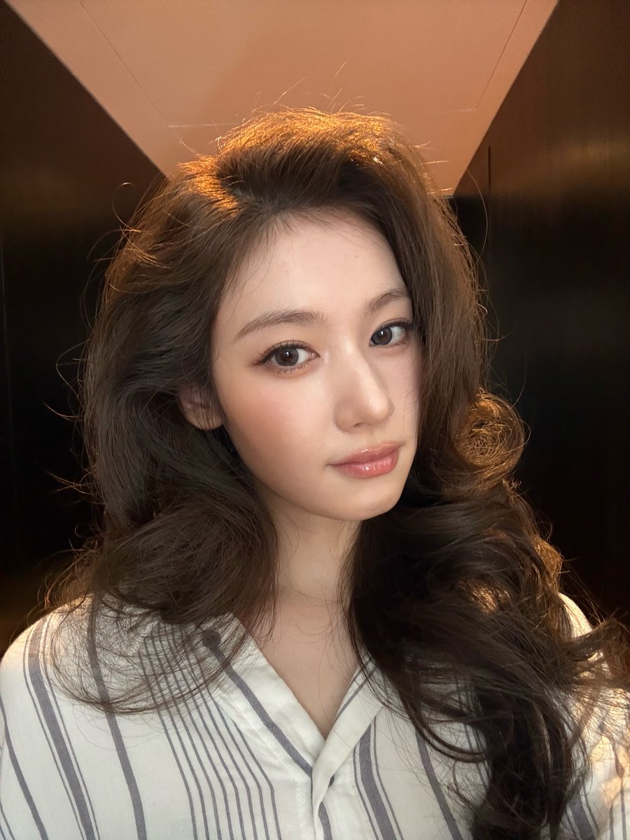 godmitzu's tweet photo. SANA'S BEST HAIRSTYLE EVER https://t.co/3pb3c9lFXH
